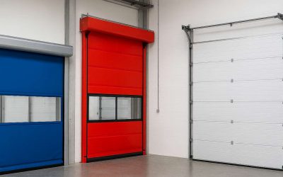Tipos de puertas rápidas: enrollables, apilables y seccionales. ¿Cuál conviene a tu negocio?