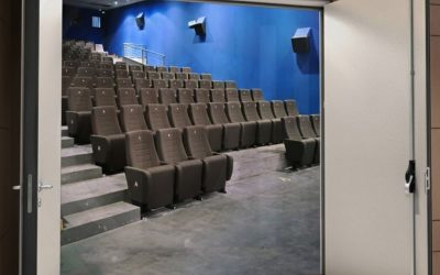 Aislamiento acústico: el papel de las puertas metálicas en el control del ruido industrial